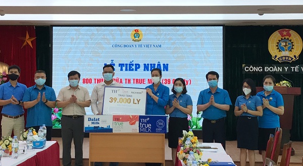 39.000 ly sữa dành tặng cán bộ y tế tuyến đầu chống dịch COVID-19